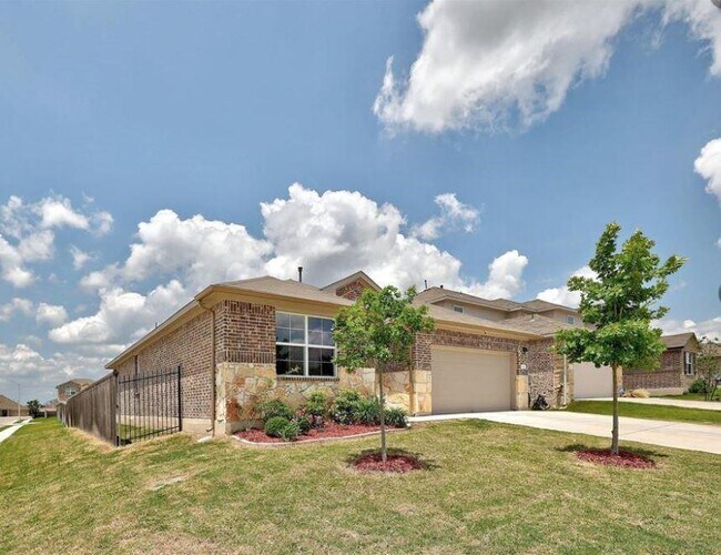 Building Photo - 200 Arrowhead Vine St