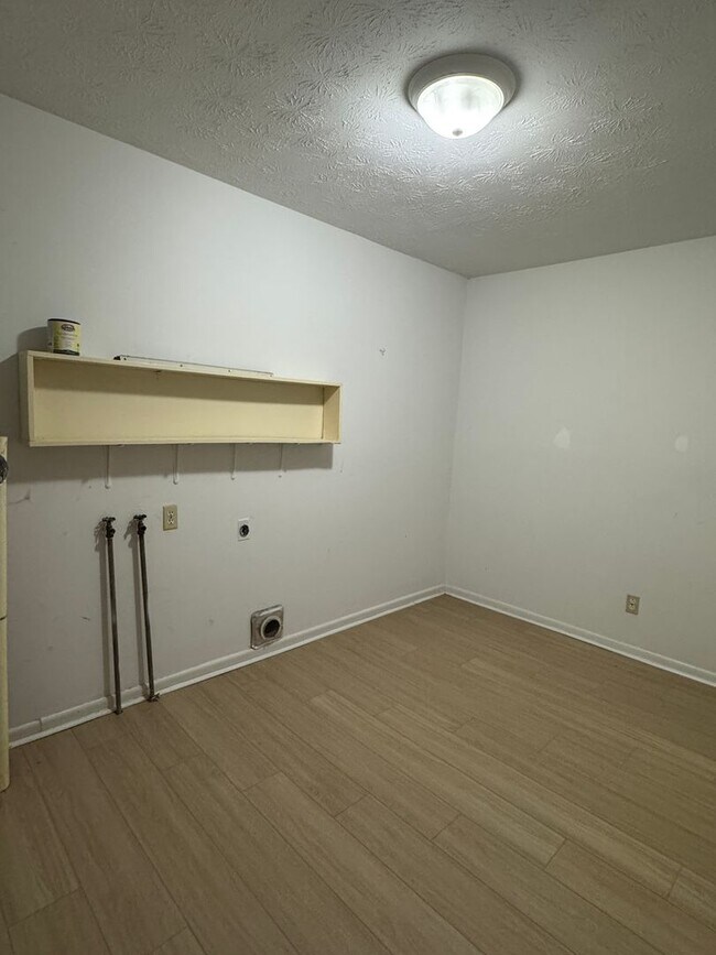 Foto del edificio - 2317 Glenvale Rd