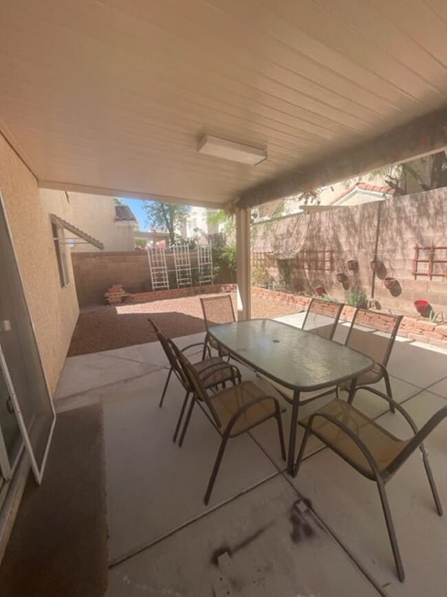 Building Photo - SINGLE FAMILY 3 BED/ 2.5 BATH W/ DOWNSTAIR...
