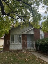 Building Photo - 300-310 Streamside Ct