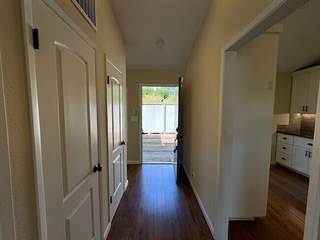Building Photo - Nicely updated 3 bedroom, 2.5 bath, 2 stor...