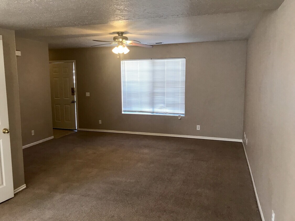 Building Photo - Townhome off Sunset Blvd
