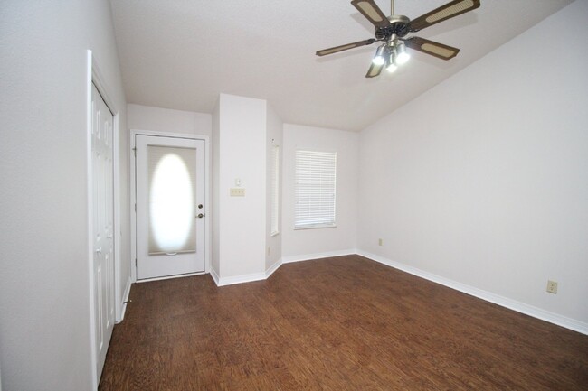 Building Photo - Accessible & spacious 2 / 2 duplex off Pin...