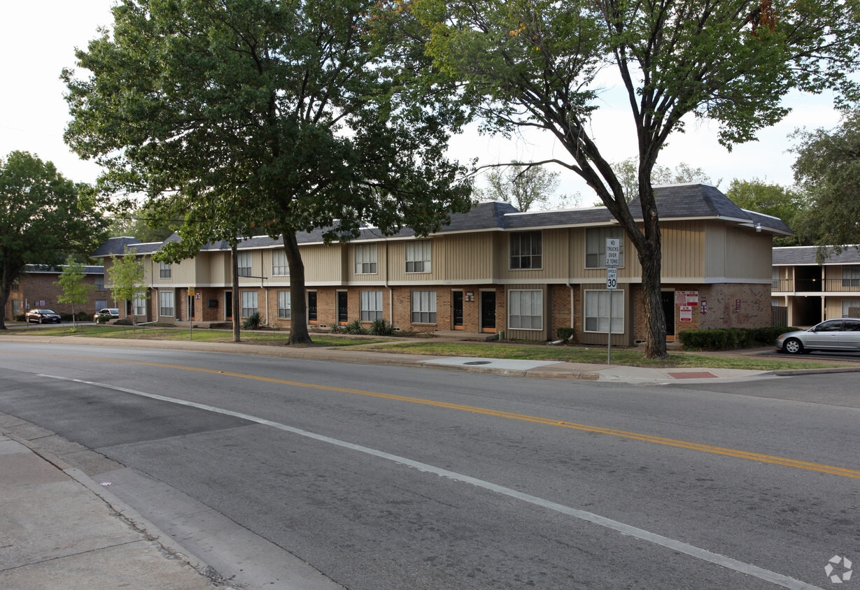 Primary Photo - New World Apartments