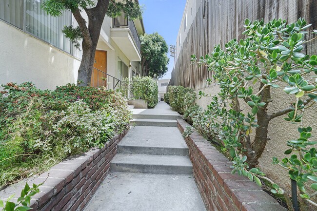 Venta 2 - 1236 McClellan Dr