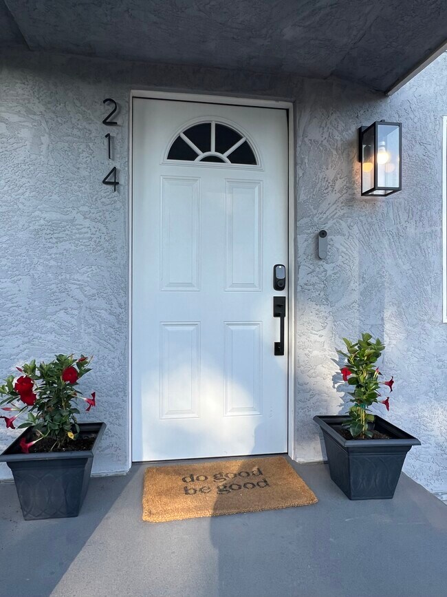 Foto del edificio - 214 E Park Ave