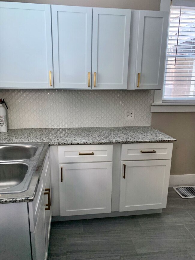 Foto del edificio - *** Charming Dormont Duplex Three Bedroom * Walk to Shops and the T * Pet Friendly * Private Porc...