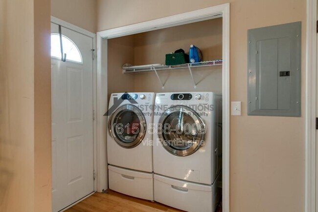 Foto del edificio - 921 Spence Enclave Ct