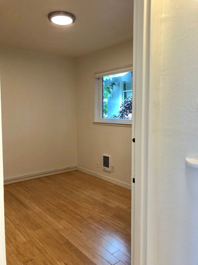 Foto del edificio - 3019 Bateman St