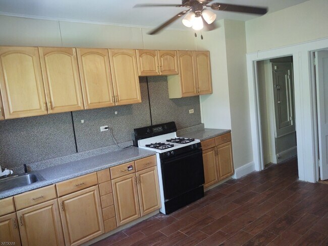 Building Photo - 16 Poe Ave