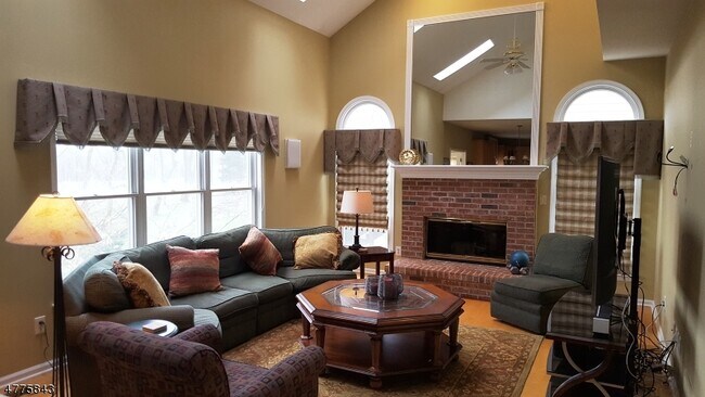 Building Photo - 42 Vanderveer Dr