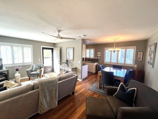 Building Photo - UPDATED ONE LEVEL UPPER FLOOR CONDO WITH T...