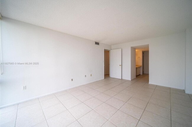 Building Photo - 1450 Brickell Bay Dr