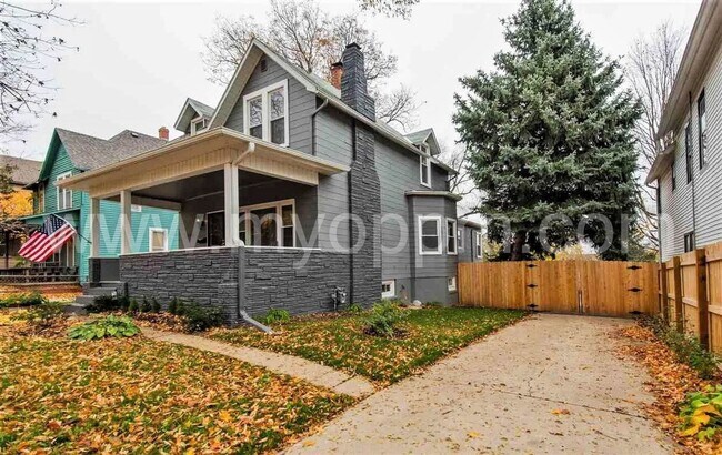 Building Photo - Stunning 5 Bedroom / 2 Bathroom Home | Han...