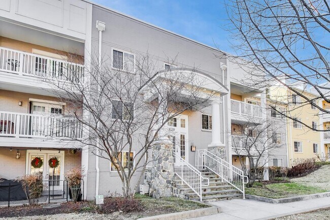 Building Photo - Light-filled 2bd/2ba right on S Four Mile Run $2850