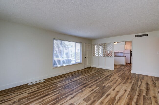 Building Photo - 5085 N Roosevelt Ave