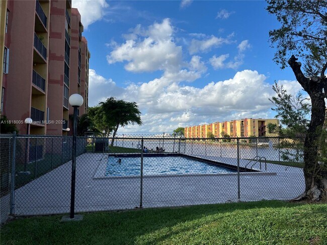 Foto del edificio - 4801 NW 7th St