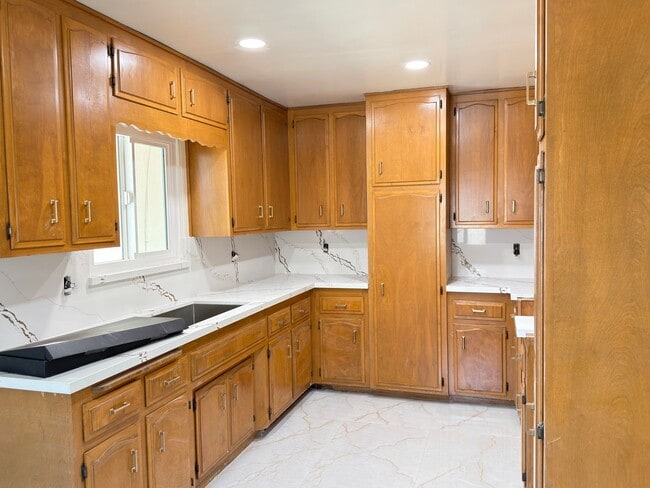 Building Photo - 15414 Eleanor Ln