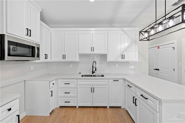 Building Photo - 18 E 8th St