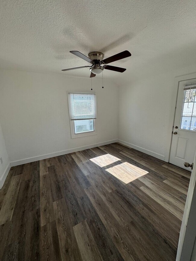 Building Photo - Newly renovated loft apartment, close to D...