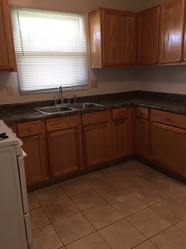 Building Photo - 17630 Country Club Ln