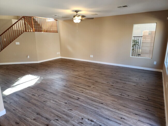 Building Photo - 11015 Royal Highlands St