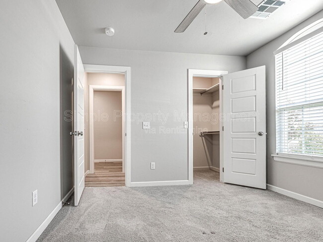 Foto del edificio - 400 Fallview Ct