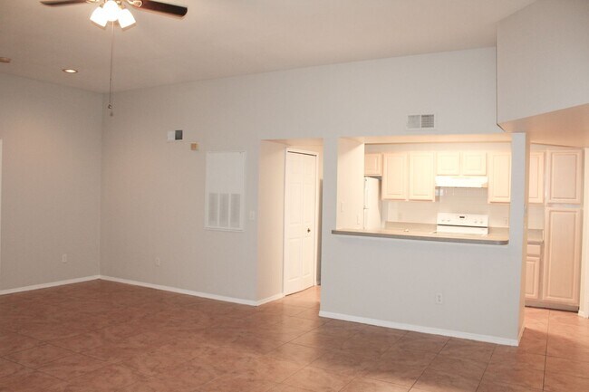 Foto del edificio - MOVE IN NOW !! Spacious 2bd 2ba on 3rd flo...