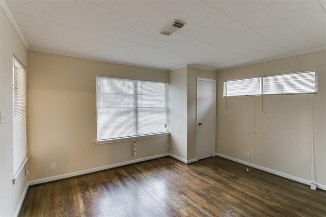 Building Photo - 2406 Pomona Dr