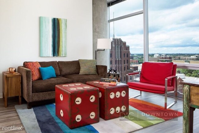 Building Photo - 1 br, 1 bath Apartment - 721 N La Salle St