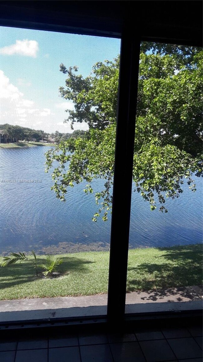 Foto del edificio - 206 Lake Pointe Dr