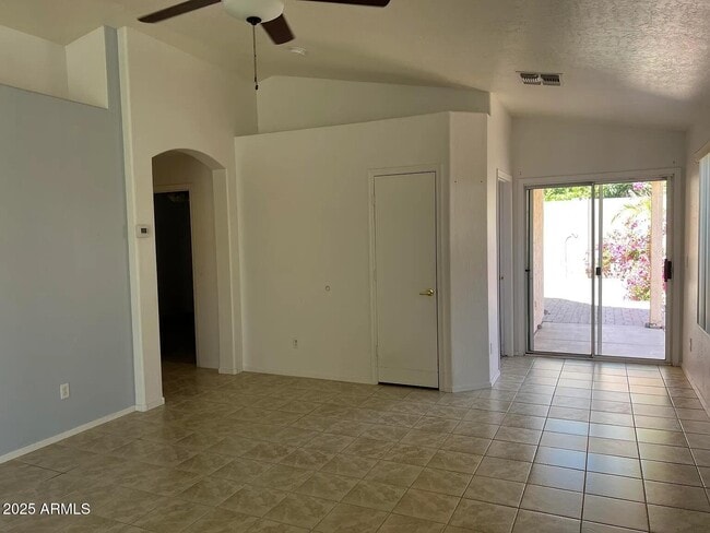 Foto del edificio - 2221 E Union Hills Dr