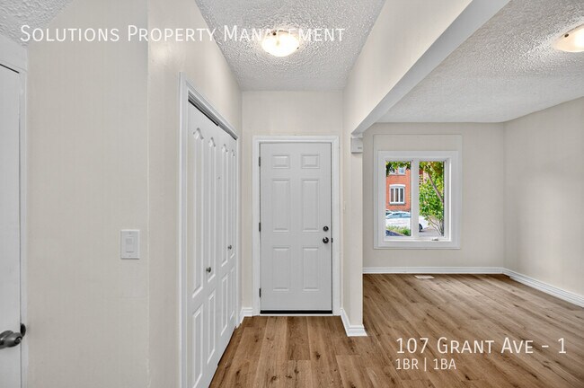 Photo du bâtiment - **Newly Updated Bright Main Floor, 1 Bed +...