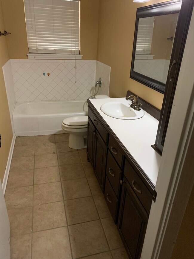 Building Photo - 522 Edgewood Dr