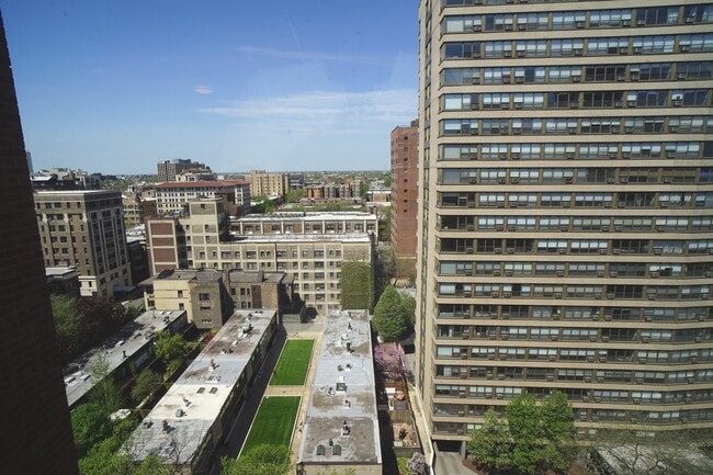 Building Photo - 2909 N Sheridan Rd