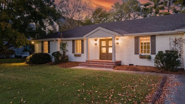 Foto del edificio - **ADORABLE DUBLEX IN BELLE MEADE WITH AMAZING YARD SURROUNDED BY MULTI-MILLION DOLLAR HOMES**