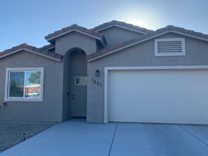Foto principal - Brand New 4 bedroom on SW side!