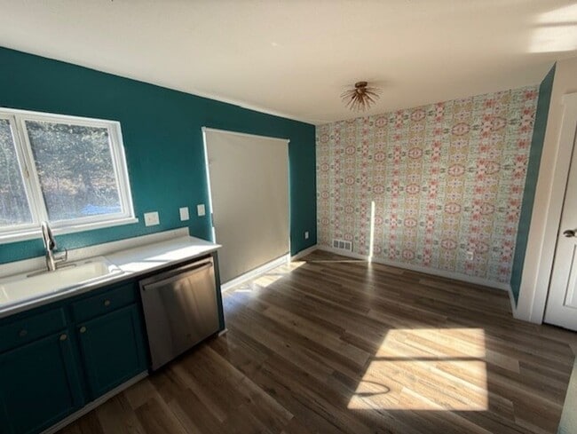 Foto del edificio - Updated duplex on quiet street.  Large yard, all appliances.