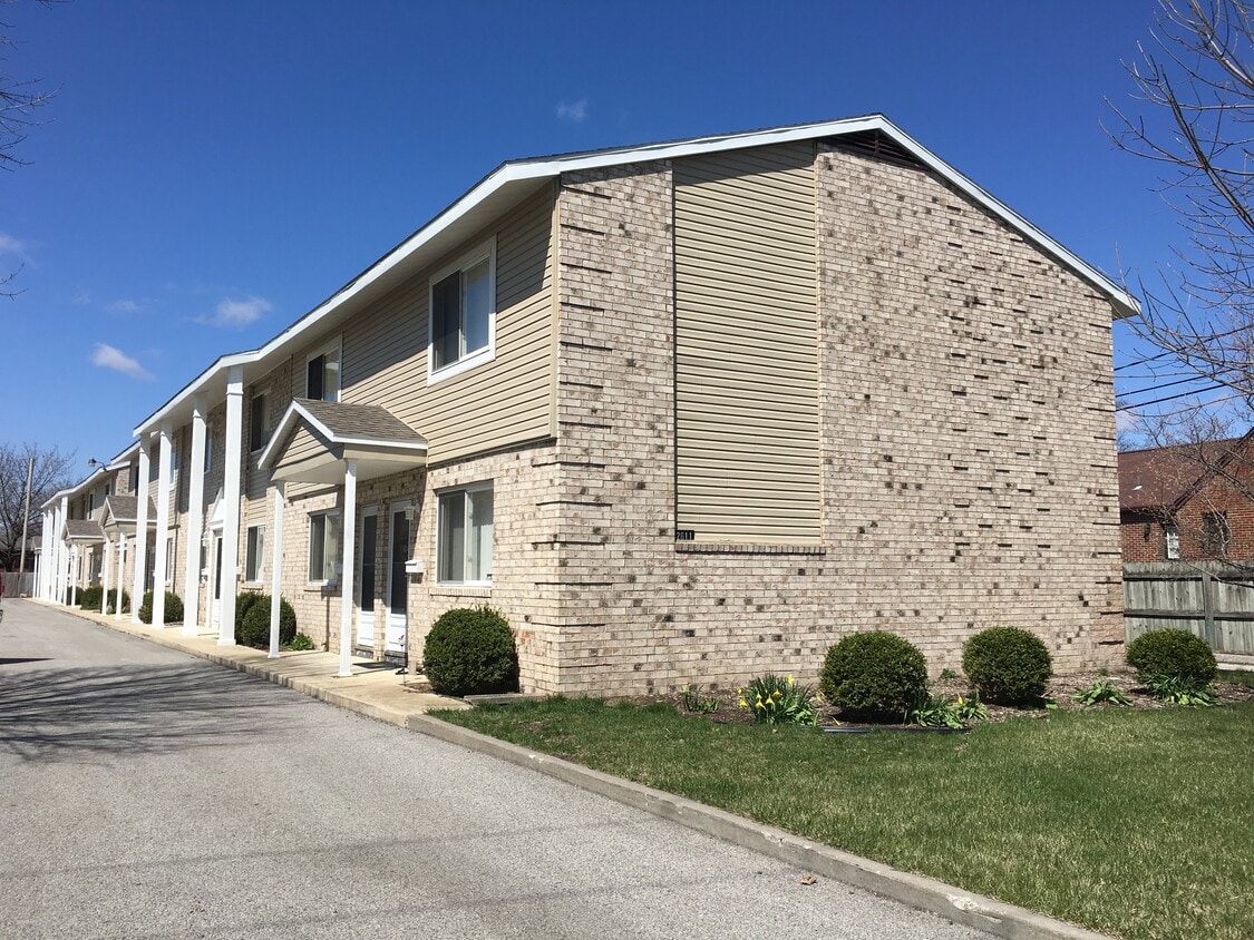 Primary Photo - 2611 Shoreland Ave