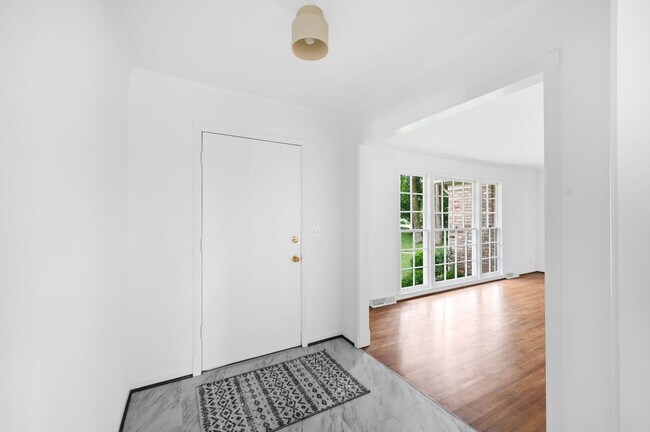 Foto del edificio - Charming 3BR/2.5BA Ranch-Style Home in the...