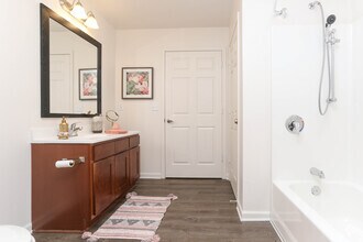 2BR, 2BA - 931 SF - Bathroom - Trifecta