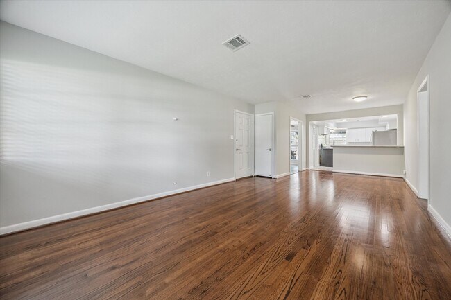 Foto del edificio - 6136 Birdwood Rd