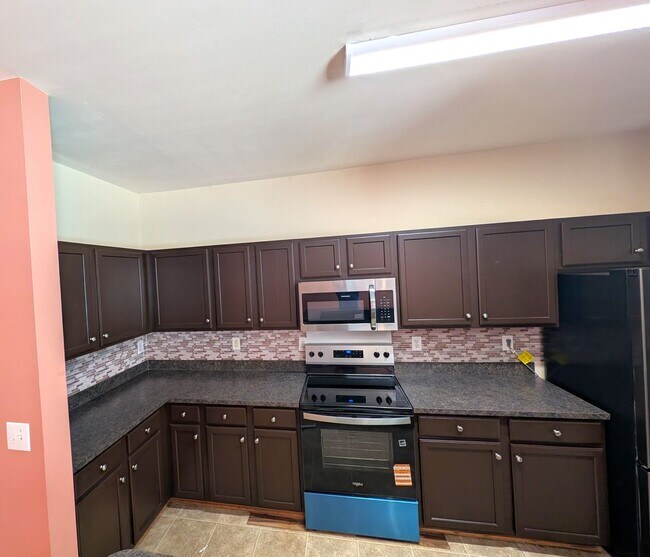 Foto del edificio - Charming, 2 Story End Unit Townhouse located in the Glenlea Park Community!
