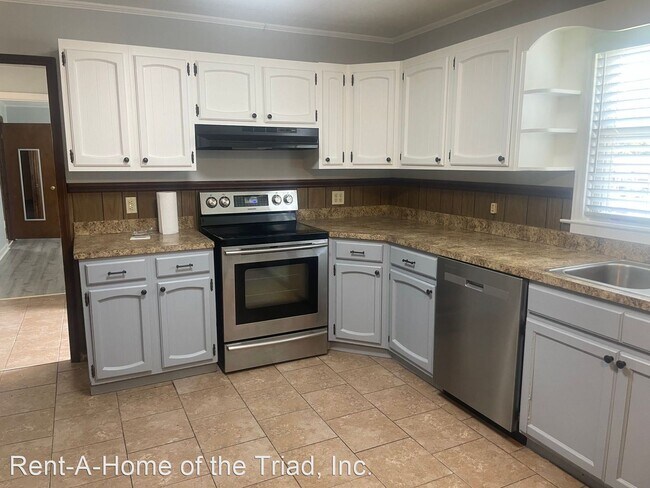 Foto del edificio - 4 br, 2 bath House - 5028 Langside Road