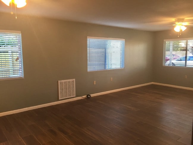 Large living area - 307 N 38 1/2 St