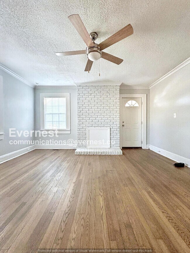 Foto del edificio - 8825 McClure Cir