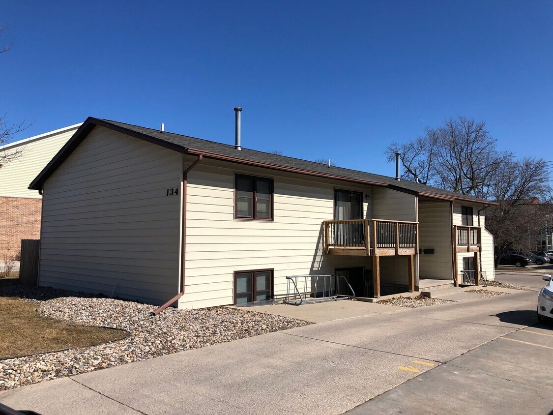 Primary Photo - 134 N Hyland Ave
