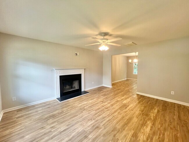 Foto del edificio - Cozy 3BD, 2.5BA Raleigh Home with a Fenced...