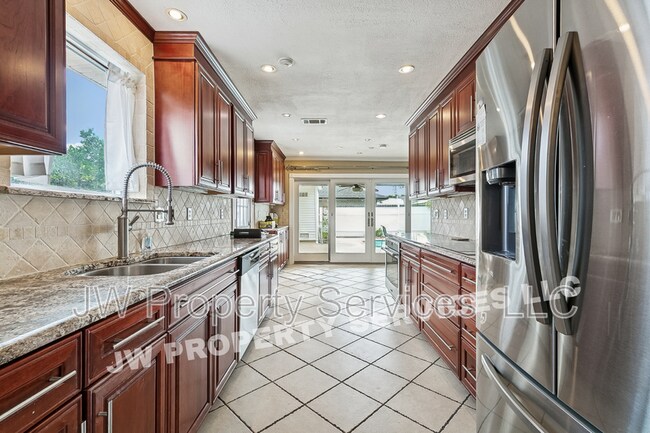 Foto del edificio - 3228 Lake Trail Dr