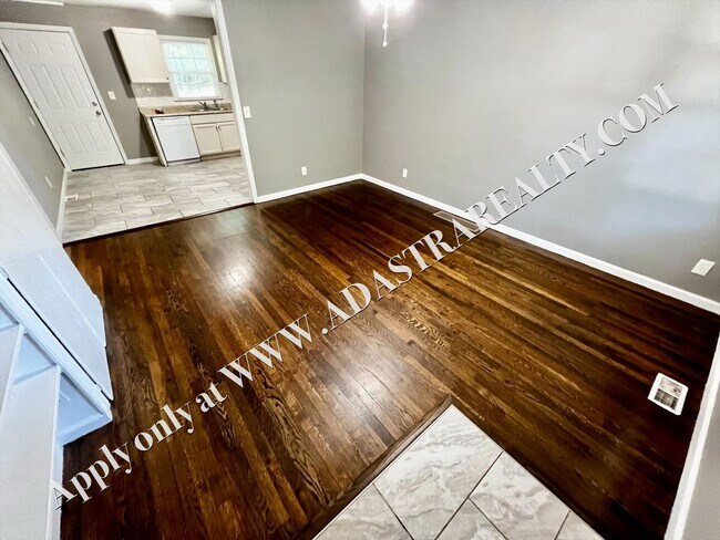 Foto del edificio - Cozy 2 Bed 1 Bath Duplex in Independence-Available NOW!!